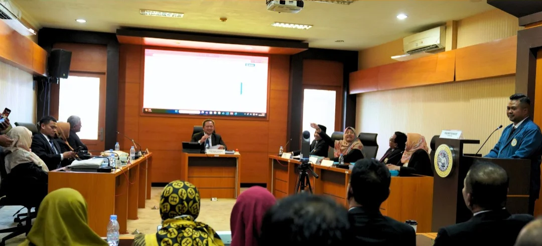 Foto:&nbsp; Direktur Utama PT BPR Syariah Sampang Perseroda, Syaifullah Asyik saat menyampaikan disertasinya dihadapan para pengunji.
